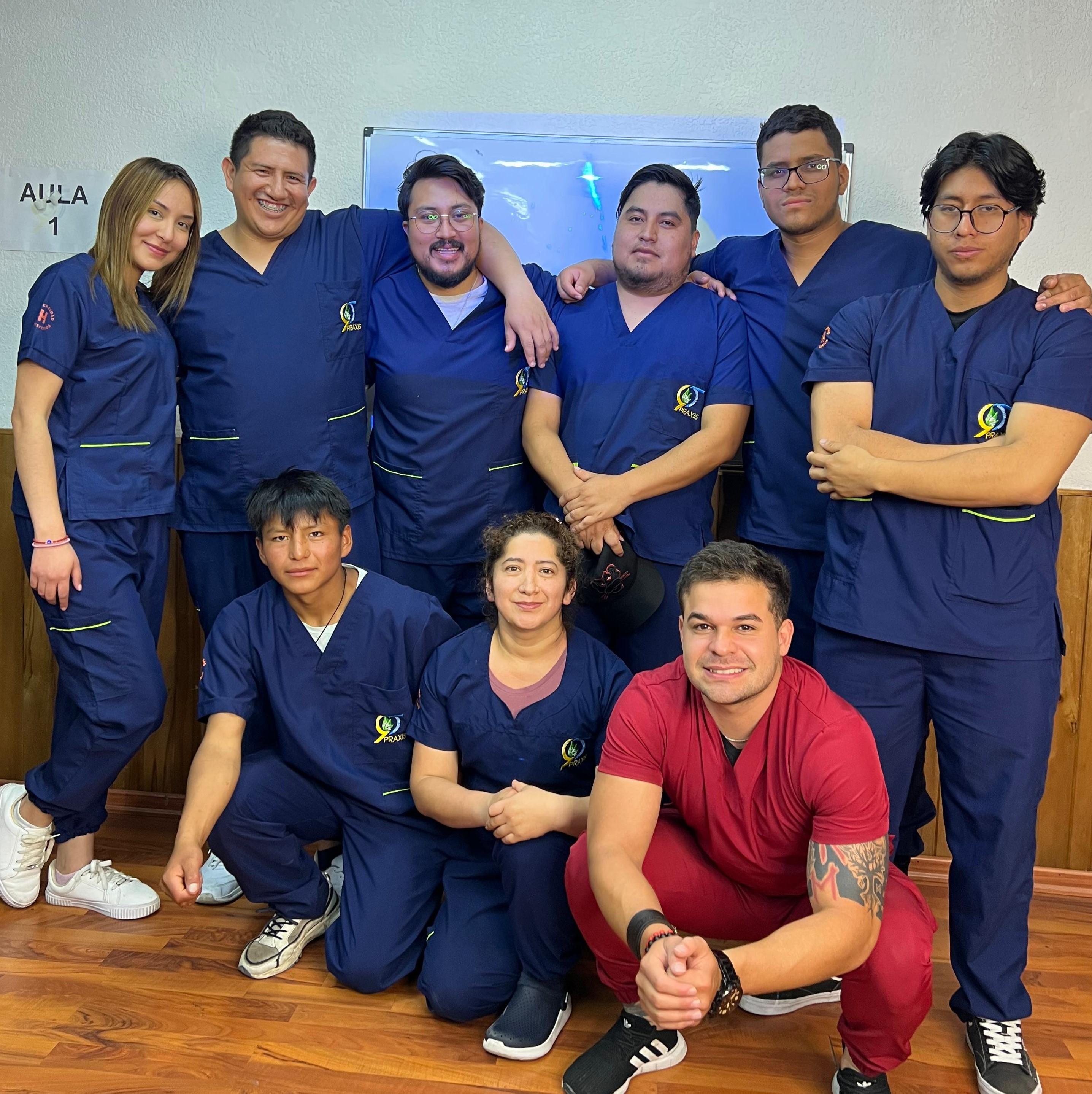 Estudiantes de praxis con certificado sonriendo