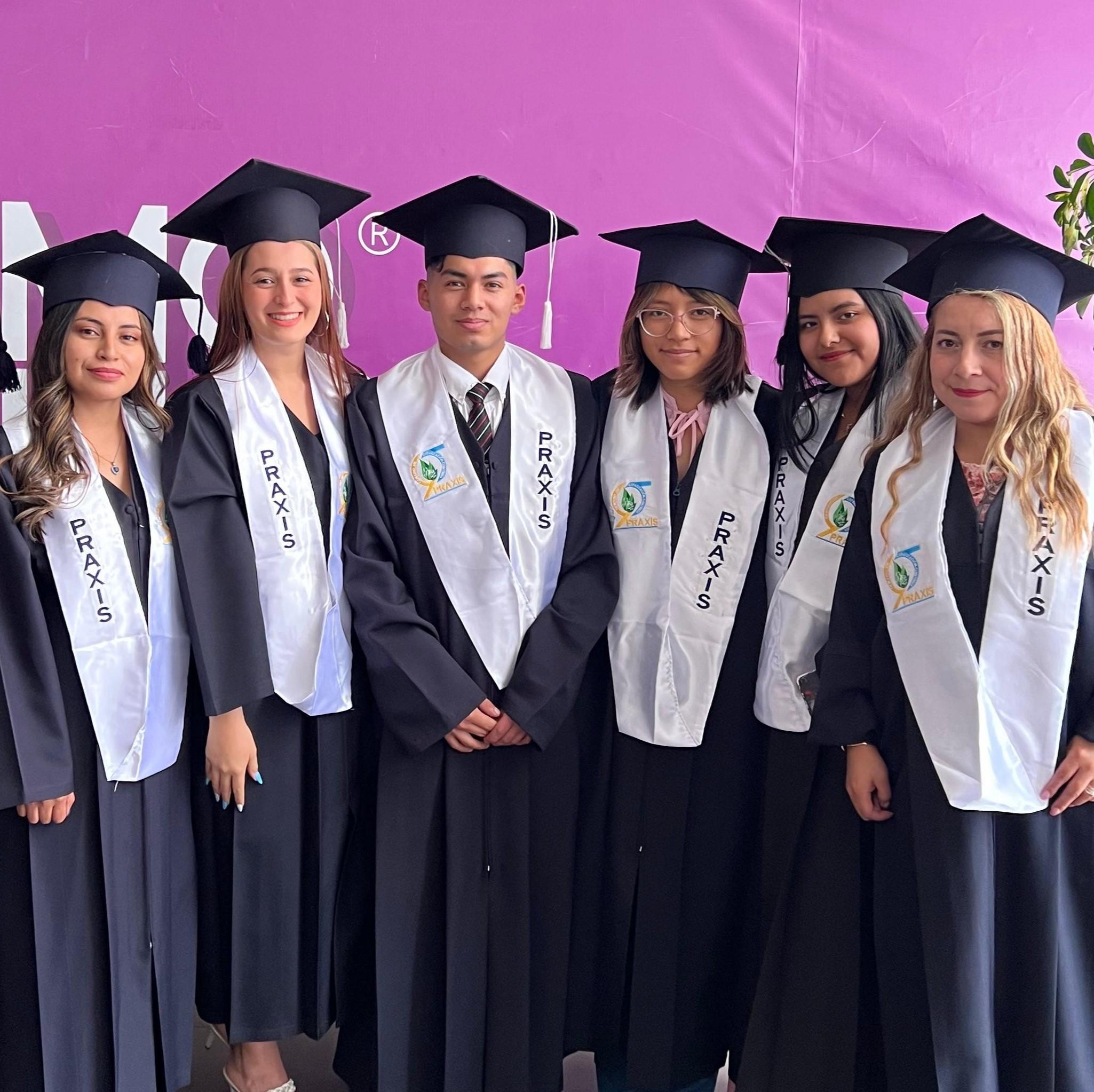 Estudiantes de praxis graduandose